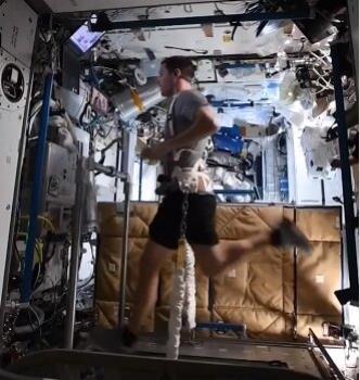 دویدن فضانورد ایستگاه فضایی بین المللی روی تردمیل