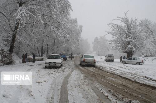 جاده های مازندران برفی، مه آلود و لغزنده است