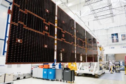 پنل خورشیدی عظیم ماهواره نظارت بر زمین را ببینید