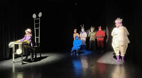 دونات توت فرنگی روی صحنه تالار هنر قصه ای فانتزی برای خردسالان